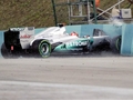 Michael Schumacher gumifalnak ütközött 