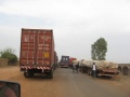 Kamionok belépésre várva Maliba