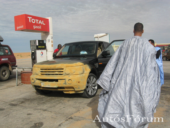 Homok ellen védő sárga szmötyivel lefújt helyi autó