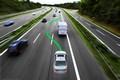 Gyorsít, lassít és automatikusan előz az autópályán a BMW új rendszere