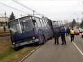 Árokban egy busz autók ütközése miatt a XVI. kerületben