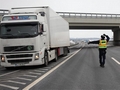 Visszafordítják a kamionokat az M7-esen Eszteregnyénél