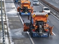 Osztrák hókotrók és Vöröskereszt az M1-es autópályán