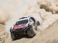 Peterhansel az első 10 között, Sainz feladja