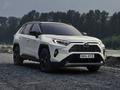 Hibrid elektromos hajtással, 4X4-es változatban hódíthat az új Toyota RAV4