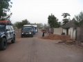 Terepjárók kunyhók mellett Szenegálban