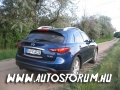 Infiniti hátulról