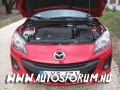 Nyitott motorháztetővel