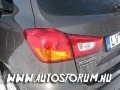 Bal-hátsó lámpatest és Mitsubishi felirat