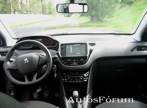peugeot-208-muszerfal