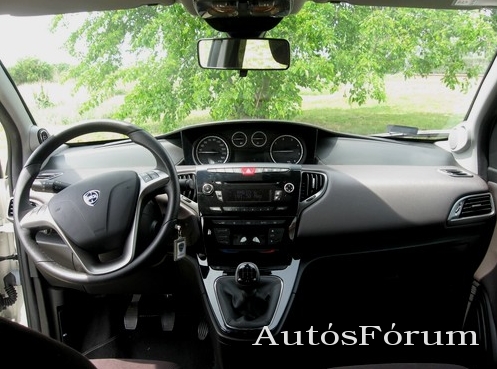 lancia-ypsilon-muszerfal