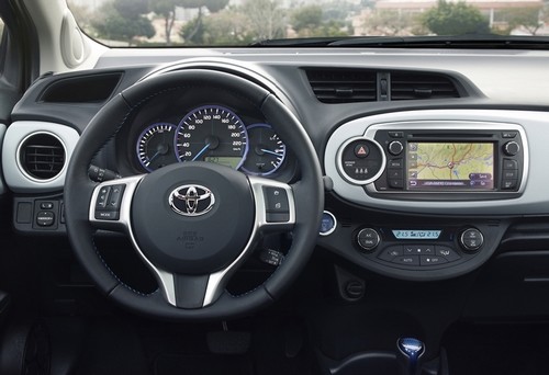 toyota-yaris-hibrid-muszerfal