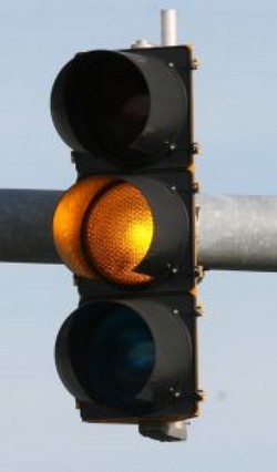 sarga-jelzes-kozlekedesi-lampa