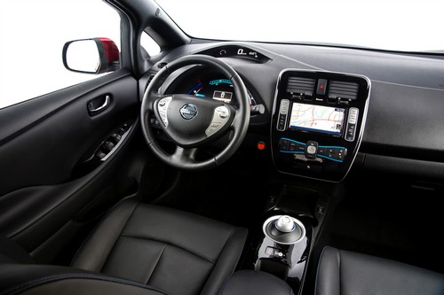 uj-nissan-leaf-muszerfal