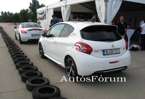 peugeot-208-gti-szlalom