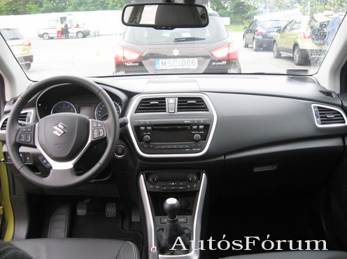 suzuki-sx4-scross-muszerfal