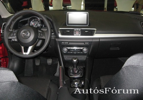 uj-mazda3-muszerfal