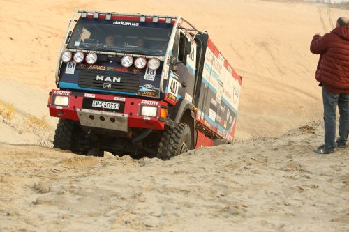 Fernando Alonso is kipróbálta a Dakar győztes Toyota Hiluxot | Schiller Autó Család