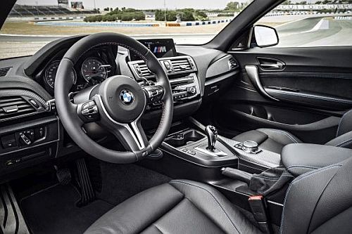 az-uj-bmw-m2-coupe-belso