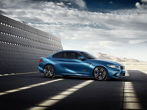 bmw-m2-coupe-supermodel-gigi-hadi-5