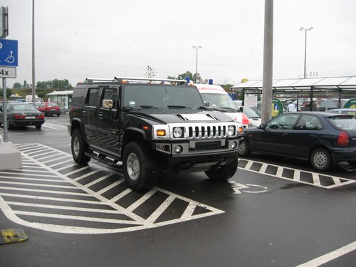 Hummer a mozgássérült parkolóban Hummer a mozgasserult parkoloban