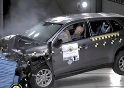 Függönylégzsák nélkül a B oszlopba ütközik a fej mitsubishi asx toresteszt b oszlop