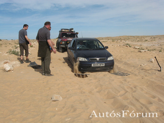 A Riolittufa Akciócsoport egy angol autóst ment a homokból