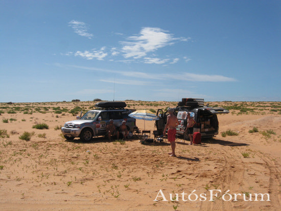 Autós piknik az út mentén Mauritániában