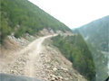 Kaukázus Rally video, út szakadékkal Albániában - Kaukázus Ralli videó, Albániában szakadék mellett, folyó mentén autózva.
